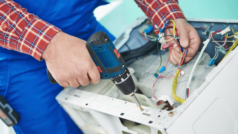Kula Hotpoint Hotpoint çamaşır makinesi kart tamiri – Su almama arızası orijinal parça ile giderildi. - Teknik servis örneği